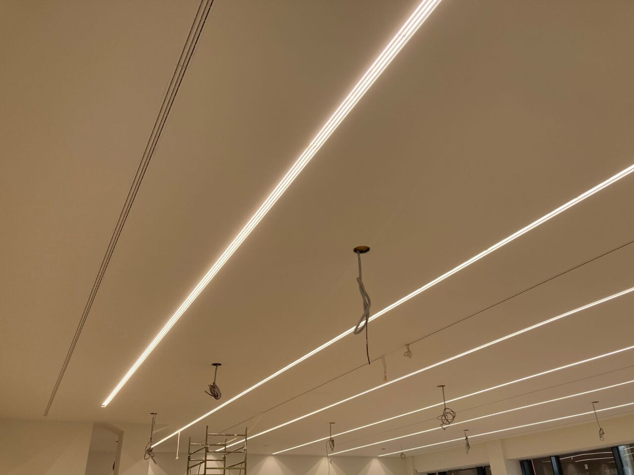 Illuminazione strisce LED a soffitto: cos'è e quando usarla